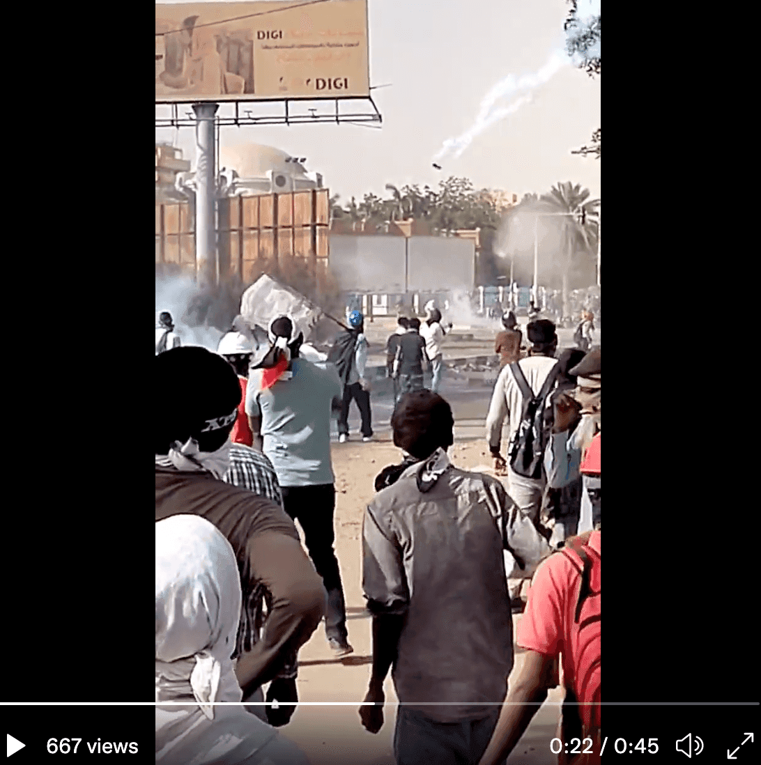 لقطة من مقطع فيديو تُظهر تعرض المتظاهرين للضرب بعبوات الغاز المسيل للدموع. 